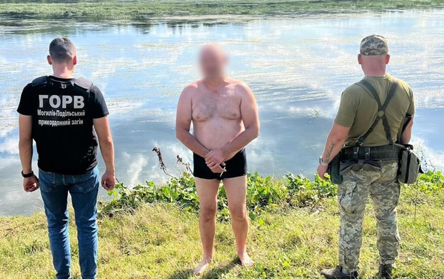 Пьяненький молдаванин на спор переплыл Днестр и угoдил в руки украинским пограничникам