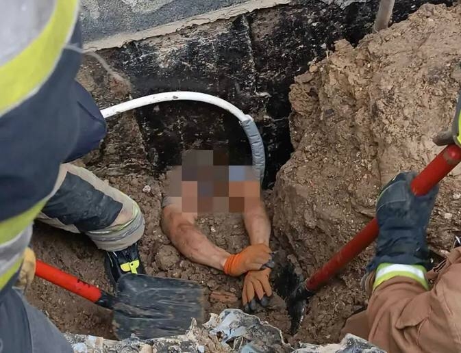 На стройплощадке в Кишиневе под рабочим обрушился грунт и он провалился под землю
