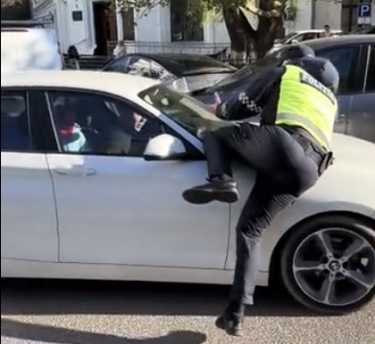 В Кишиневе мужчина «прокатил» полицейского на капоте своего автомобиля