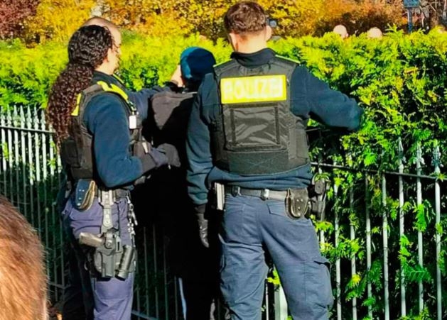 В Берлине мужчина разбил окно избирательного участка
