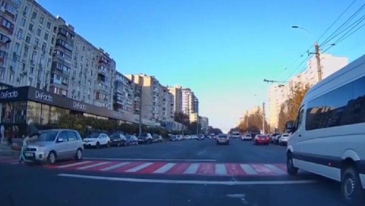 В Кишиневе автомобиль сбил самокатчика на пешеходном переходе