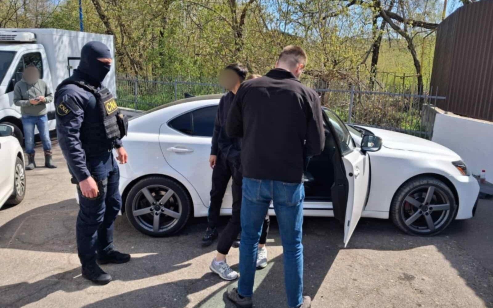 Двоих оборотней в погонах и посредника задержали силовики