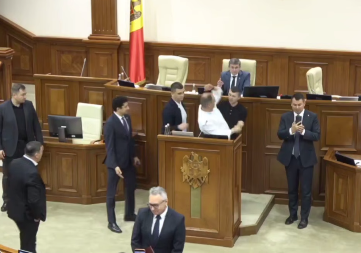 Скандал в парламенте: Иона Чебана вывели из зала после перепалки с депутатами PAS