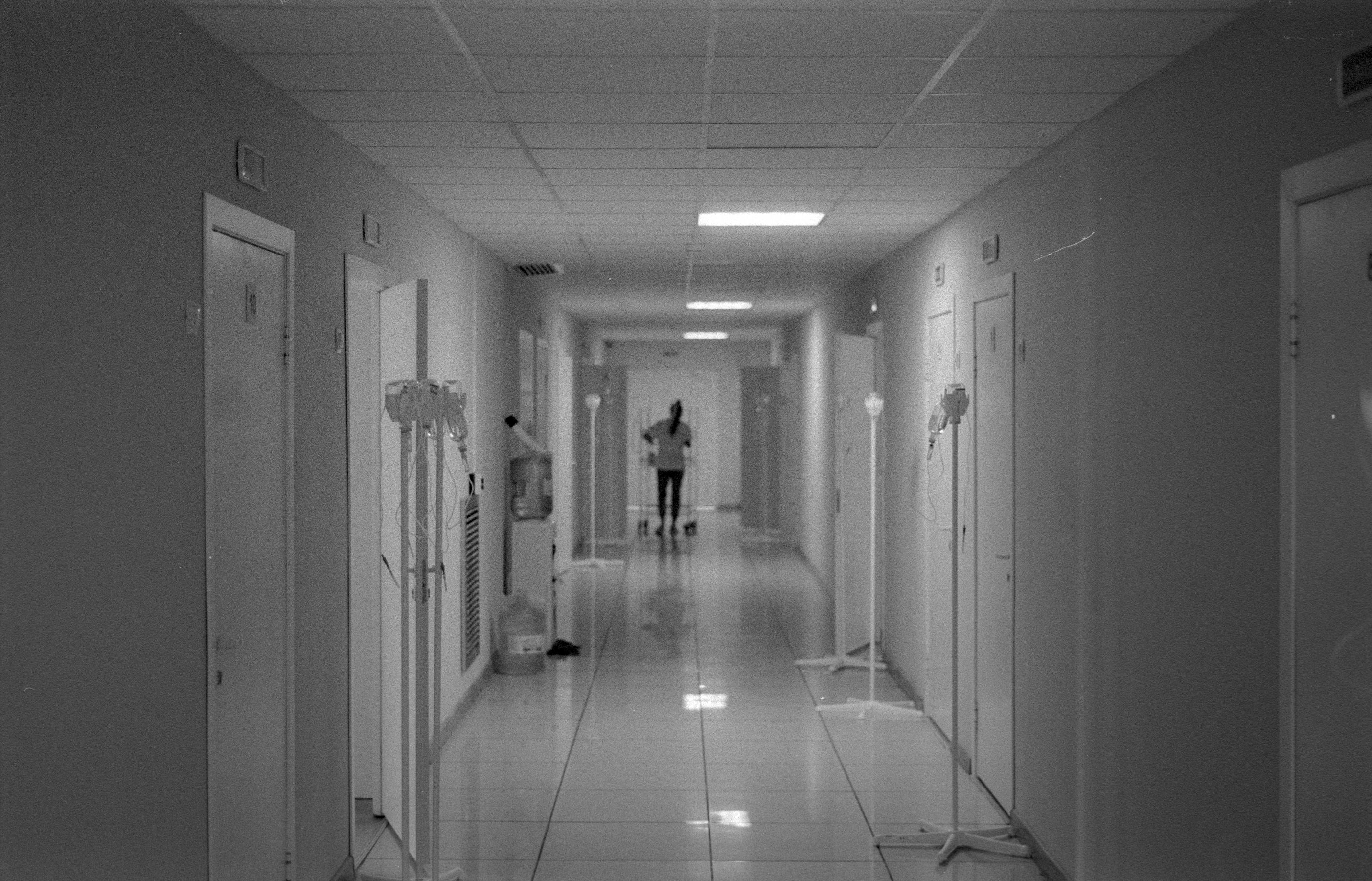 В Кишинёве 17-летняя девушка в тяжёлом состоянии после падения с 4-го этажа общежития